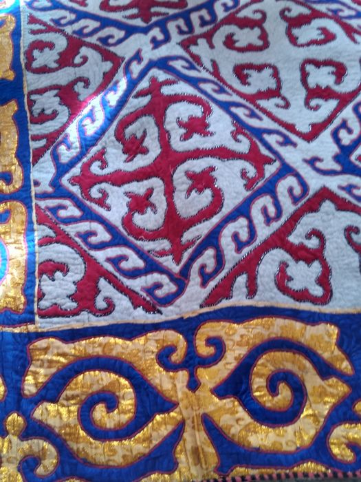 Түсті киіз сатылады