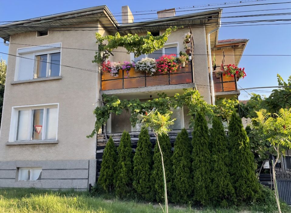 Продава се  2 етажна къща със приземен етаж  108 квадрата на етаж.