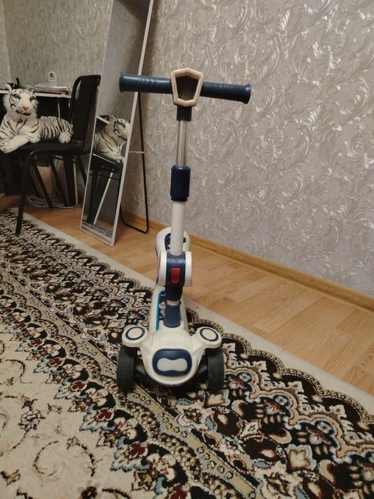 Продаю детский самокат со светомузыкой