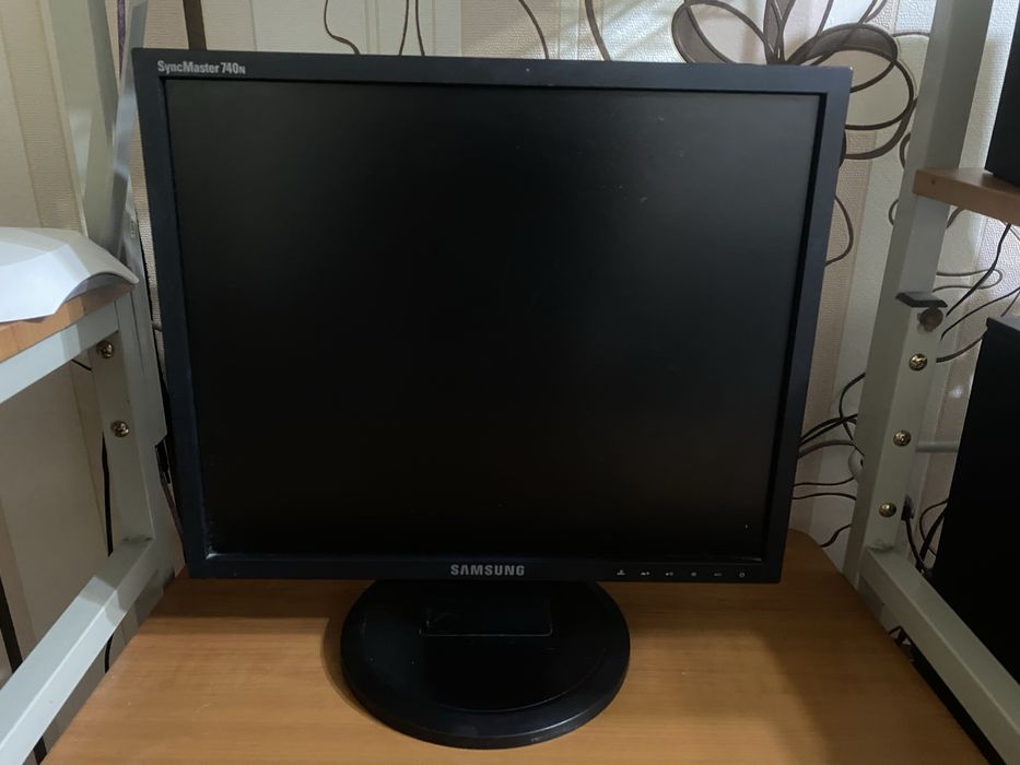 Продам стол вместе с компьютером!