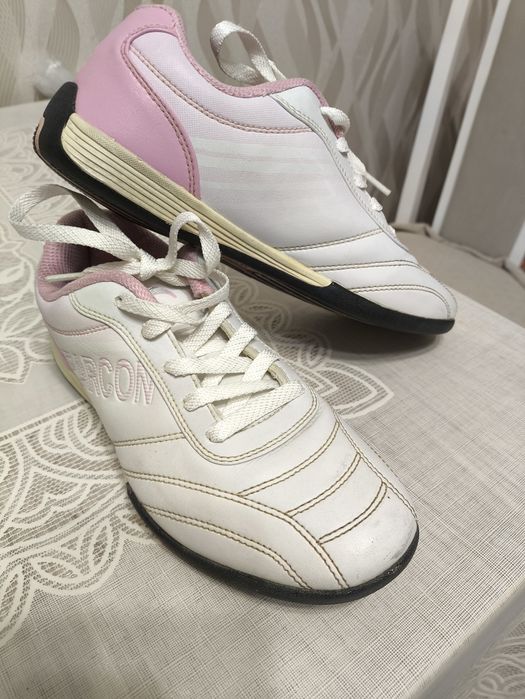 Продам кроссовки кожаные