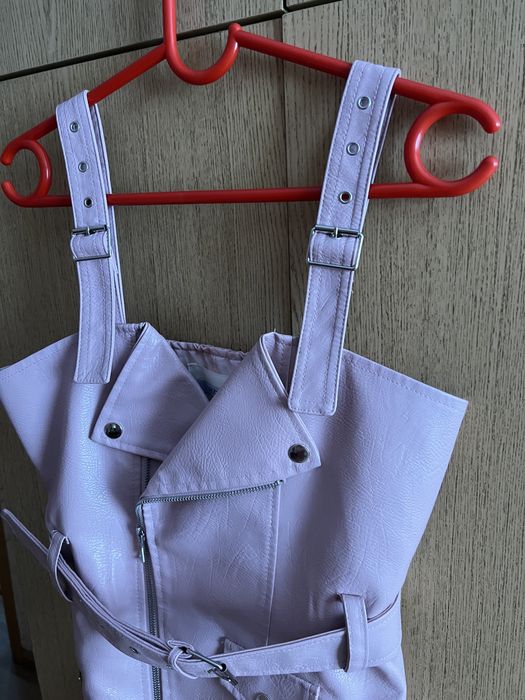 Кожаный розовый сарафан