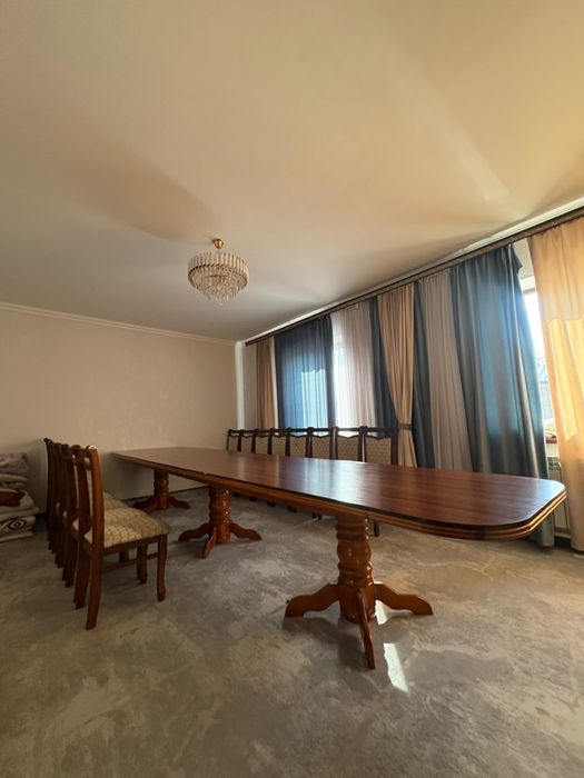Стол и стулья в отличном состоение