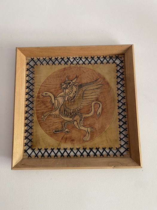 Сувениры, пано из кожи и дерева