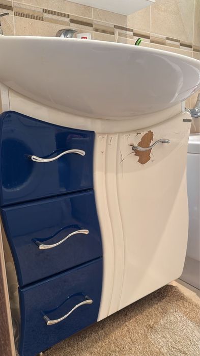 Раковина со смесителем и тумбой