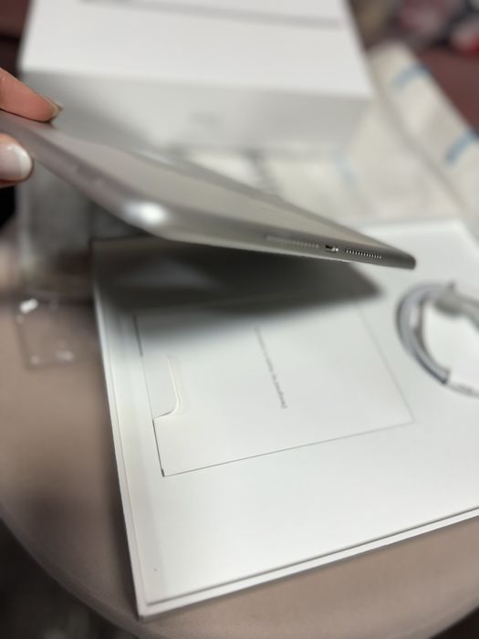 КРАЙНА ЦЕНА Apple iPad 9.7in 6th G WiFi + Cellular (128GB, Silver)