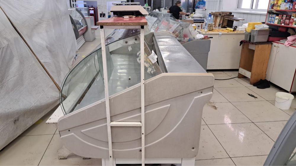 Продам витринный холодильник