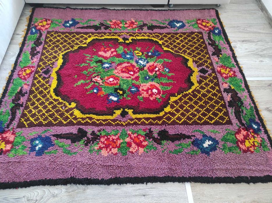 Автентичен ръчно тъкан вълнен килим 185x175 см – традиционни мотиви