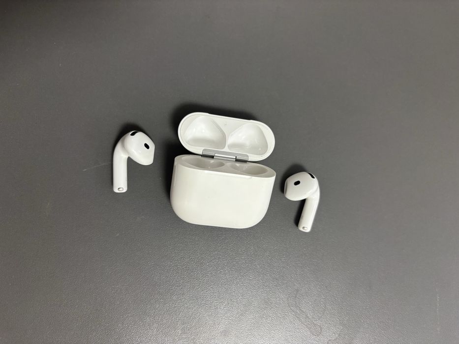 Продам оригинальный Air pods 4