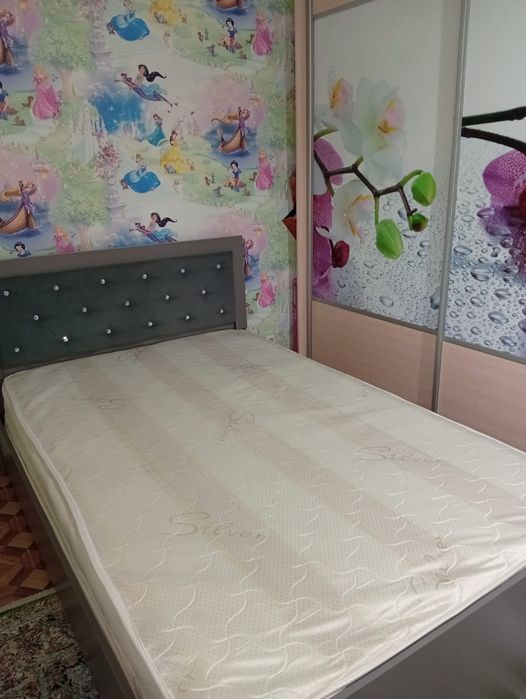 Кровать двуспальная с матрасом