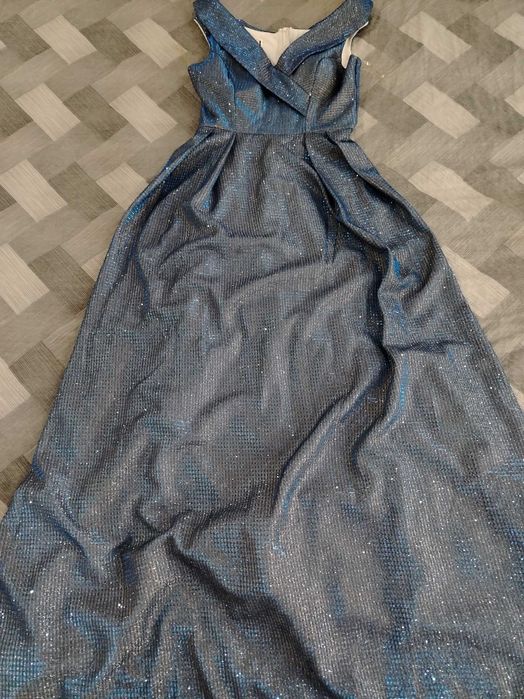 Стархтна е момичета за бал или нещо друго облякана е за 2 часа.