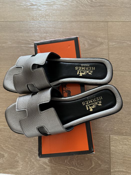 Шлепанцы Hermes.