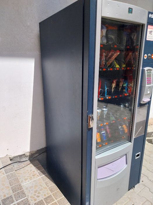 Продавам хладилна вендинг машина саеко за снаксове и напитки