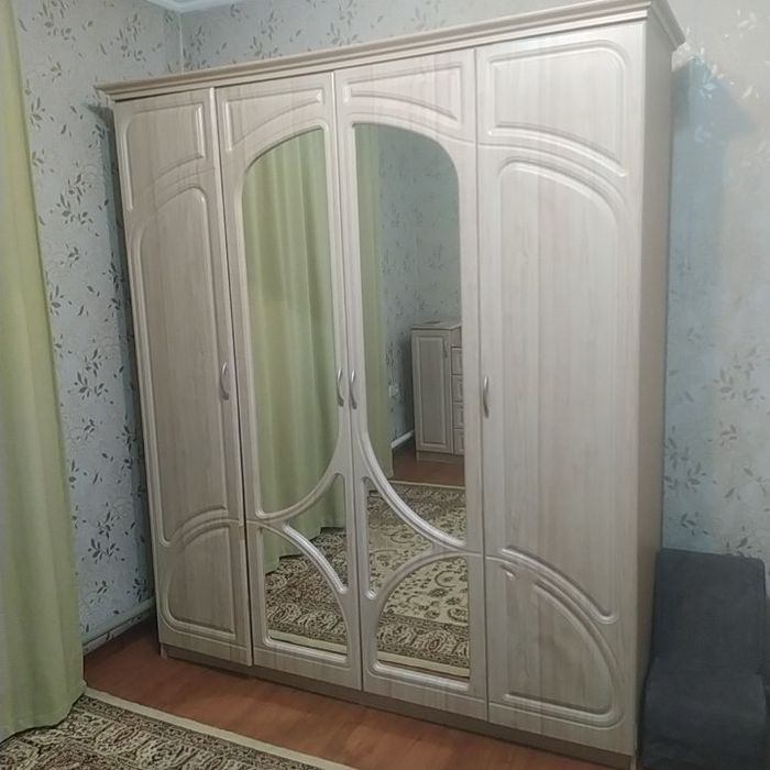 Продается шкаф трюмо и 2 тумбочки