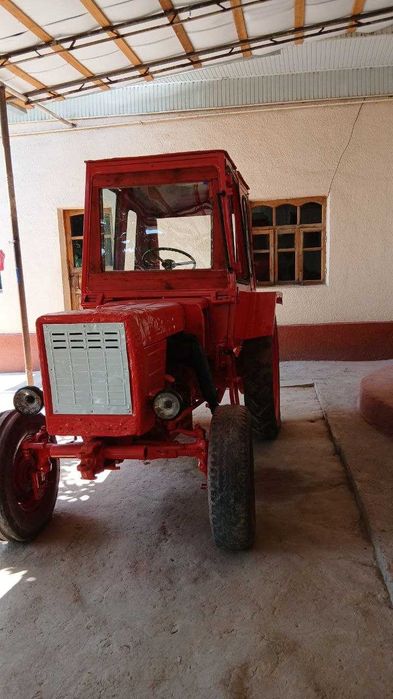 Traktor T25. Qizil rangli, ideal holatda