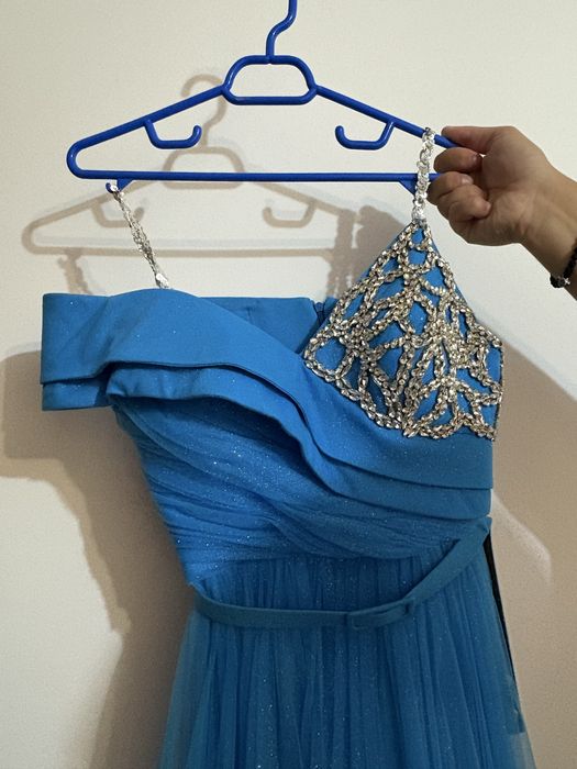 Rochie elegantă de ocazie , purtată o singură dată ,mărime mică , la 1,60 înălțime,mai multe detalii în privat