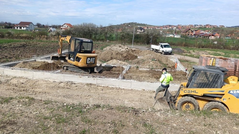 Vînd teren cu proiect de casă fundația turnată