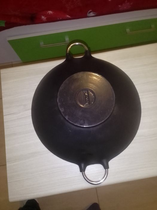 Vând tigaie wok din fontă