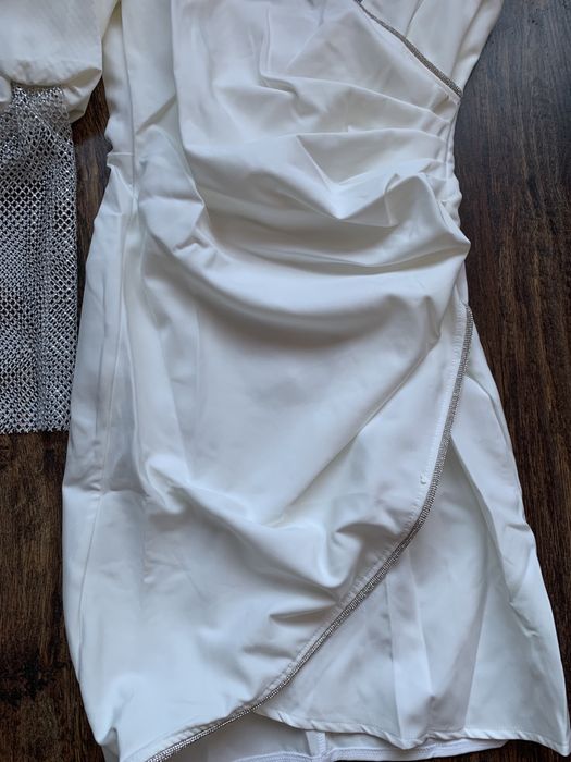 Rochie alba superba pe un umar