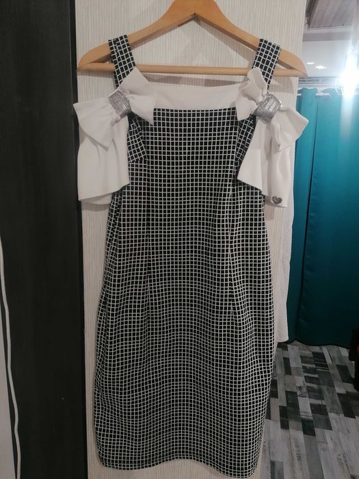 Продавам рокля на фирма Луси Lucy без следи на употреба