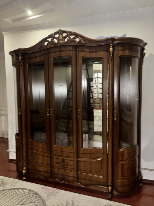 Шкаф для сервиса в отличном состояний