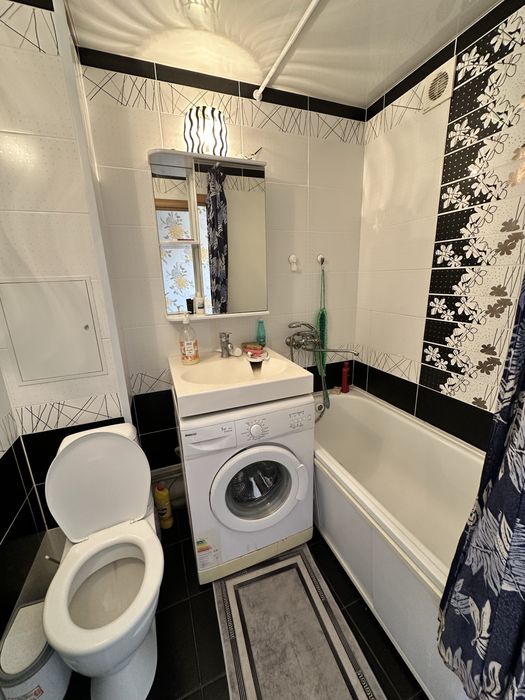 Продается В ЦЕНТРЕ ! 3 этаж, не угловая !