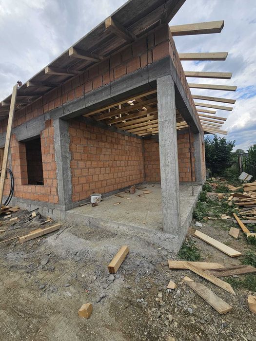 Case la rosu de vânzare!