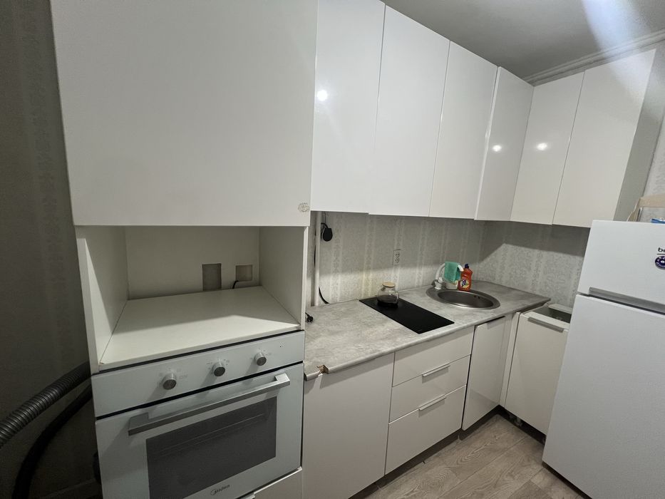 Продам  кухонный гарнитур в сборе с техникой (духовка +плита)