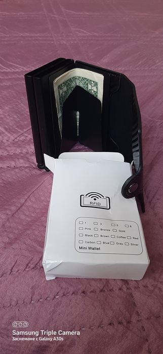 Кожен портфеил +държач за карти с RFID защита