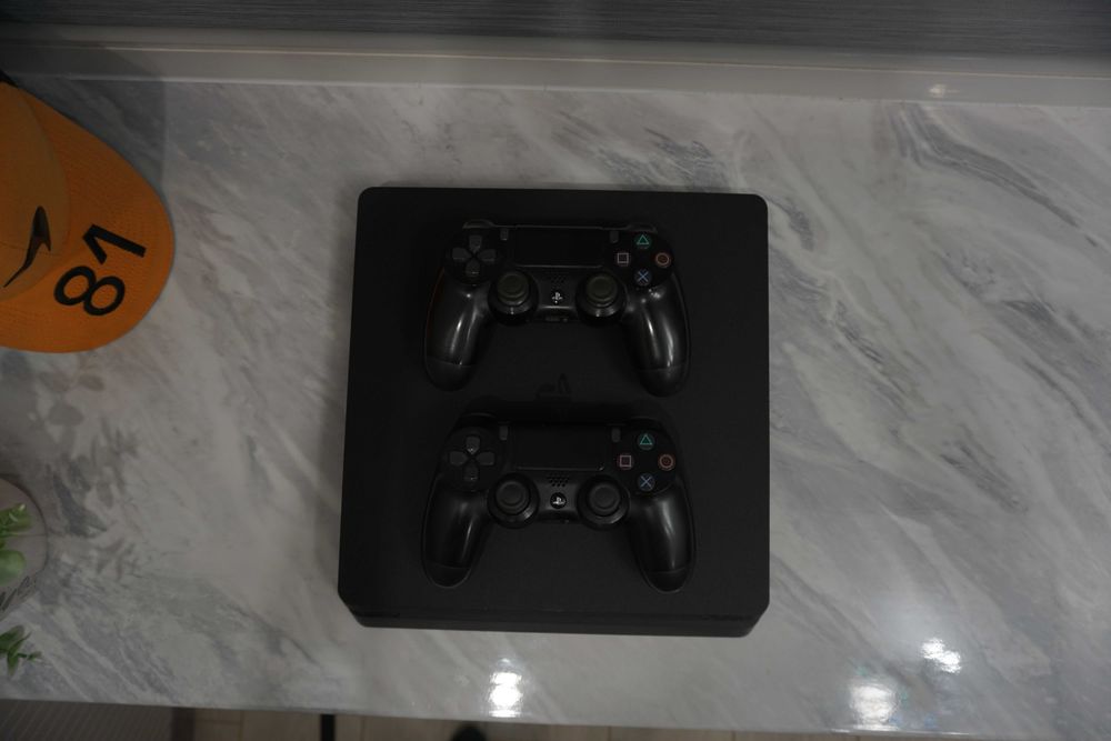 Sony PlayStation 4 Slim c 2 геймпадами
