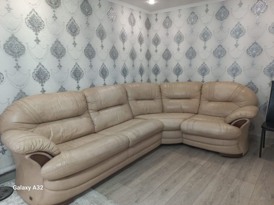 кожаный диван в идеальном состоянии