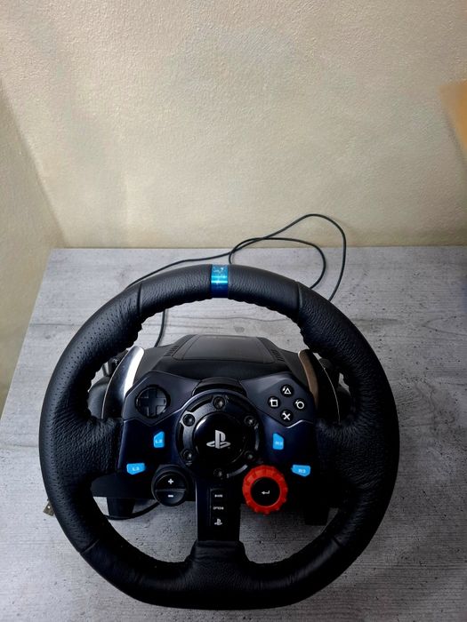 Vând pachet complet PS4 Pro 1TB + 2 Manete + Jocuri + Volan Logitech cu Schimbător