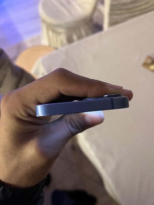 iPhone 13 mini.