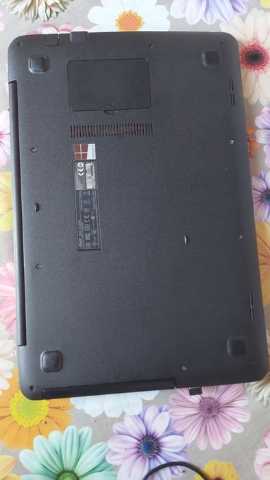 Notebook sotiladi Asus