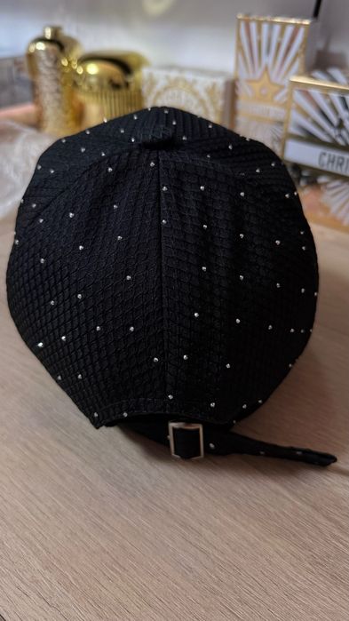 Prada шапка в черно с камъчета