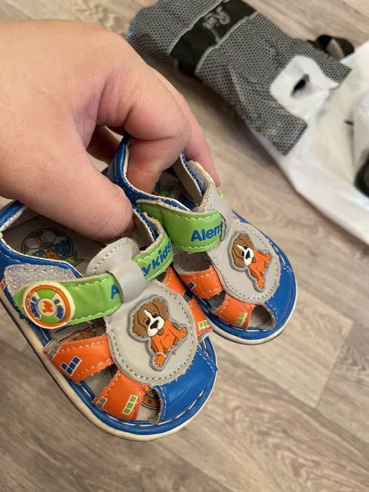 Продам детскую обувь