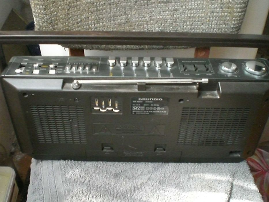 Касетофон GRUNDIG  работи радио и касетофон