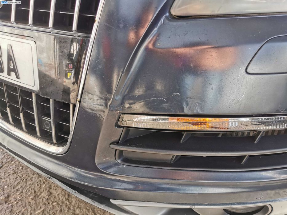 Bara Spoiler Fata Completa cu Grila Emblema cu Spalatoare si Locas Senzori Parcare cu Defecte Audi Q7 4L FL Facelift 2010 - 2015 Culoare LZ5Q [K7101]