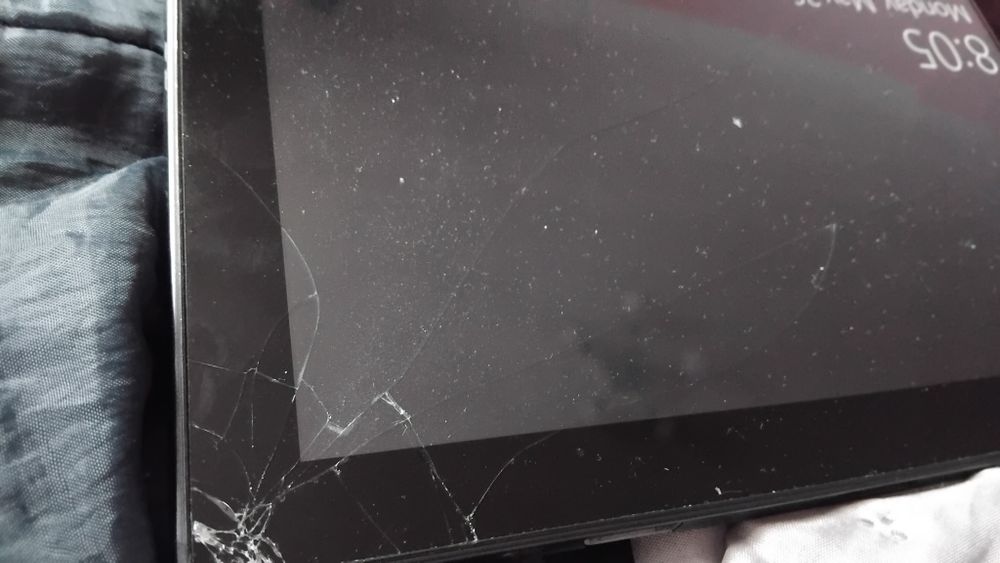 Лаптопче Леново, което става и на таблет за ремонт или за части