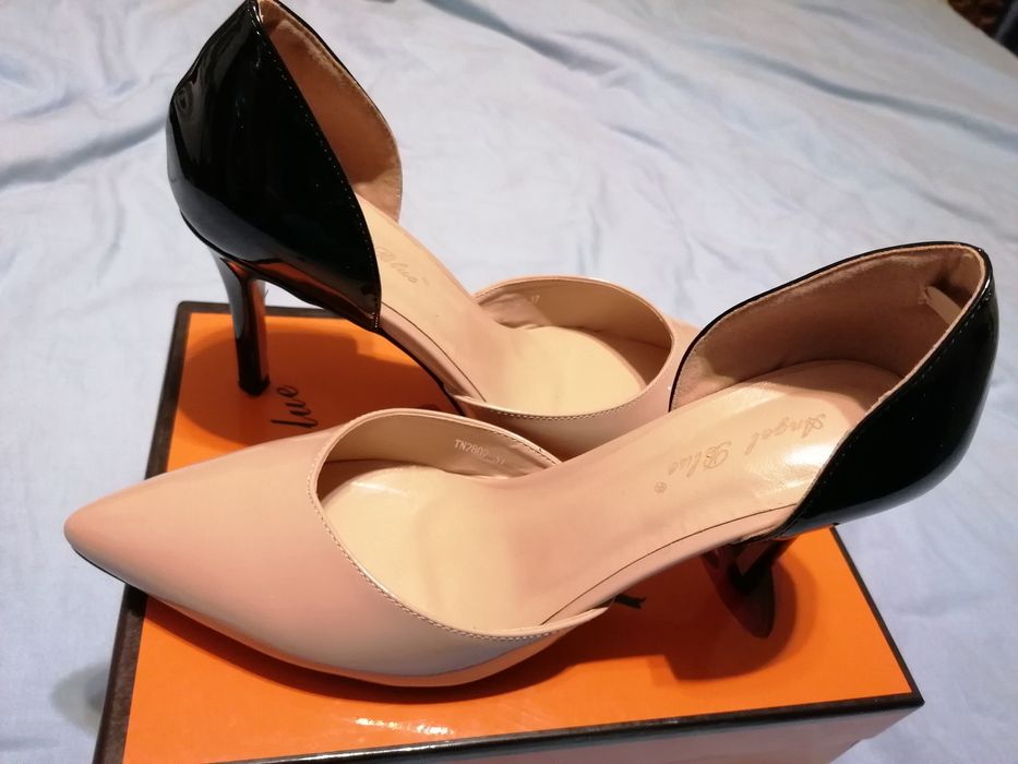 Pantofi stileto cu design aparte. Reducere