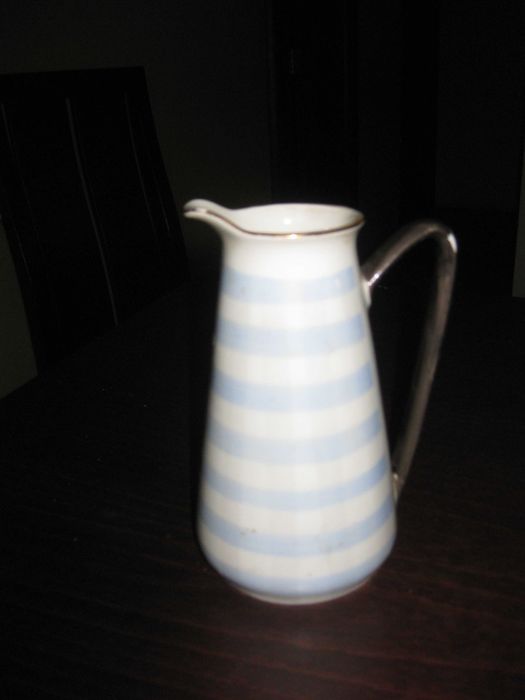 Не пълен  сервиз за подправки- СИП . Цена  78 лева Пращам по Еконт.