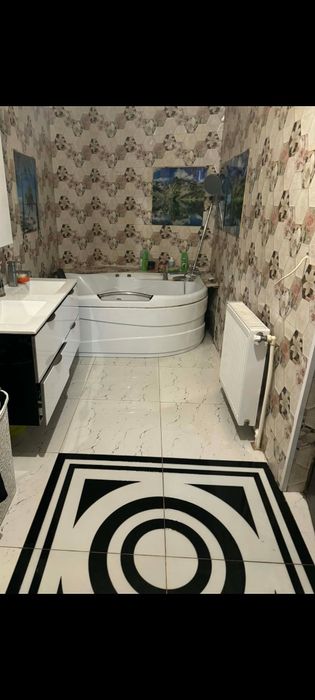 Casa la curte de vanzare