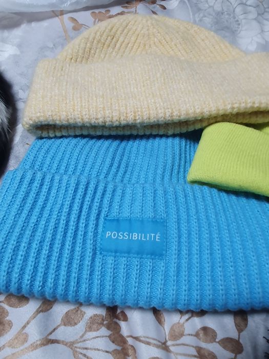 Шапки зимни за ученичка. Заедно 25лв