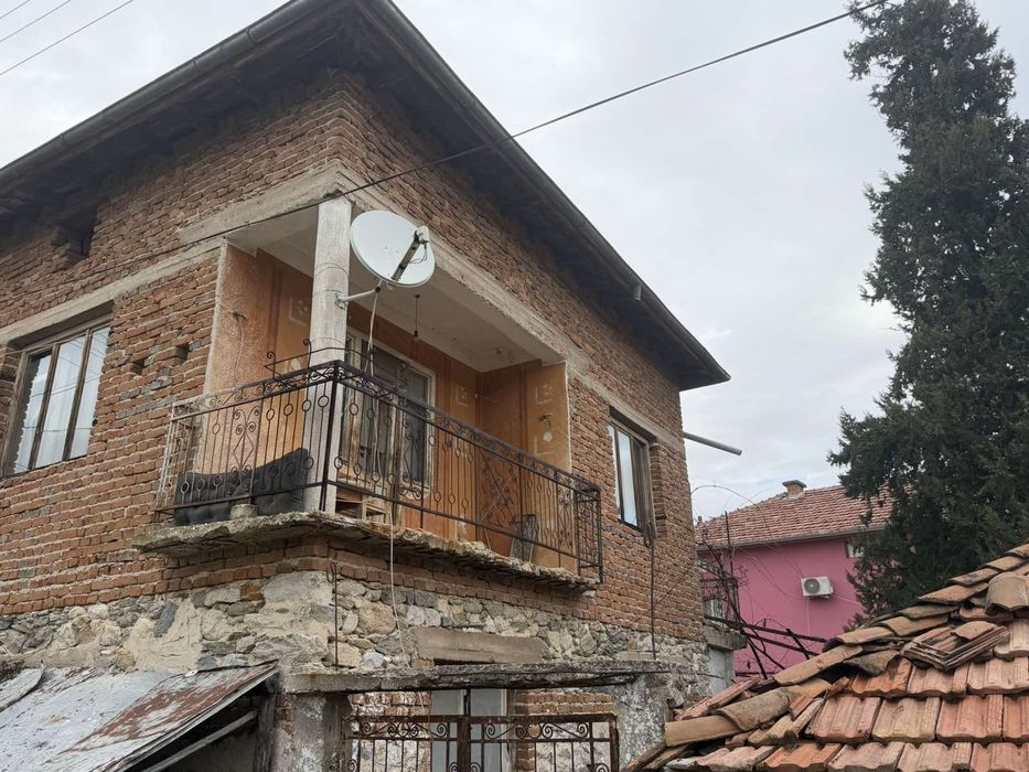 Продава се масивна двуетажна къща в с. Калиманци,  общ. Сандански