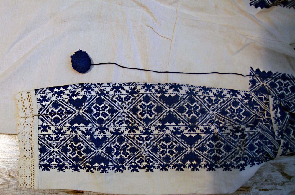 Ie taraneasca veche de 100 de ani