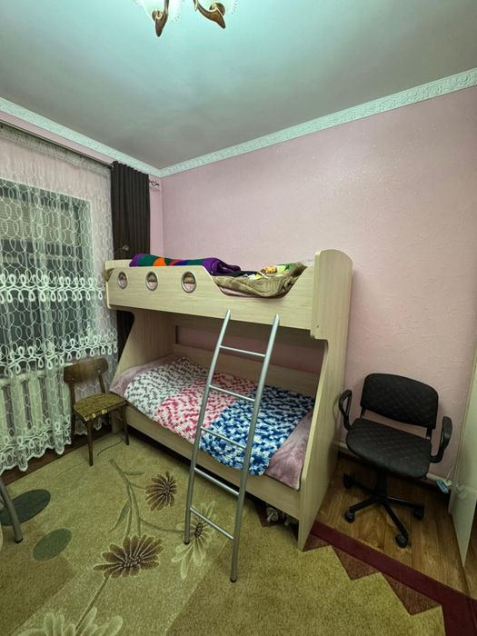 Двухэтажный кроват