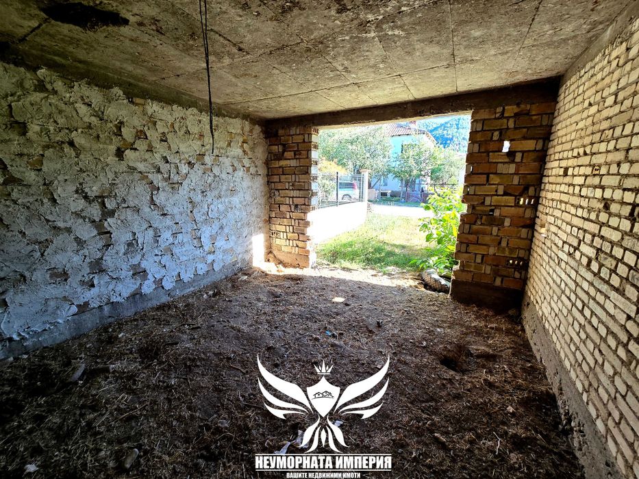 Продавам двуетажна къща 206РЗП и двор 525кв.м. с гараж в с.Тополово