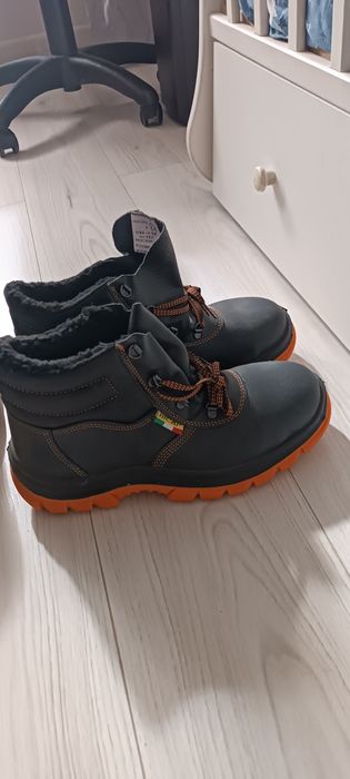 Продам спец обувь