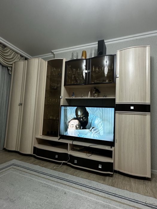 Продам гарнитур в зал, состоит из шкафа, полок и тд