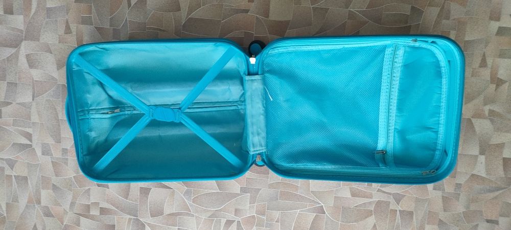 Продам чемодан детский пластиковый